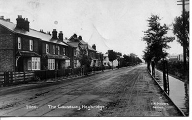 The Causeway, between Heybridge and Maldon, about 1910. The houses on the left were built around fifteen years before - one of them was bought by Asa and Alice Osborn, Lucy's uncle and aunt.